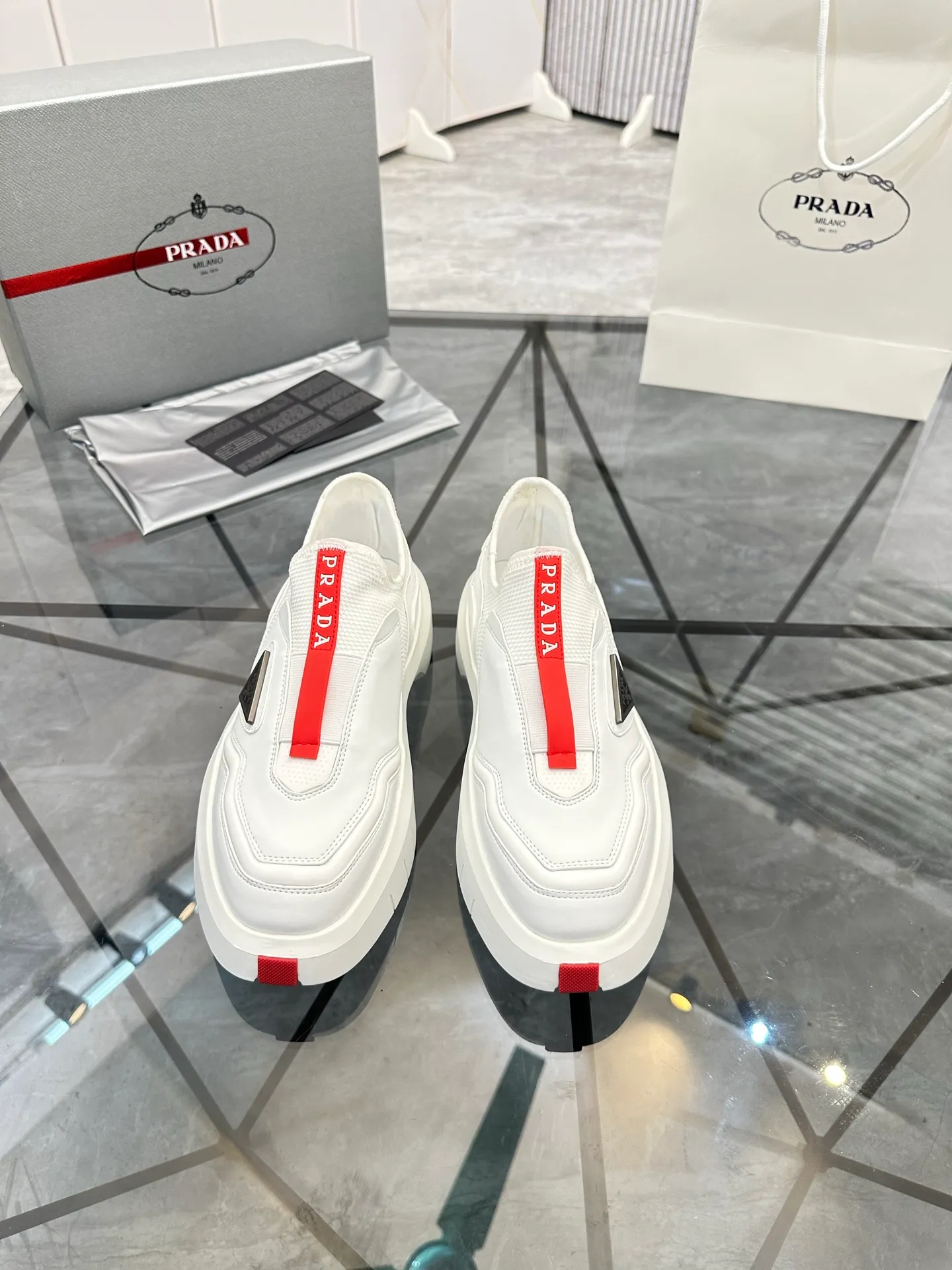 Men's shoes: 💰P500¥ High-end, complete package Product trademark: Prada *"Prada*" low-top casual shoes Regular size: 38-44 (can be customized to 45.46) Couple style Product materials: Upper imported cowhide stitched with original fabric, breathable lining, original outsole. Number: 846